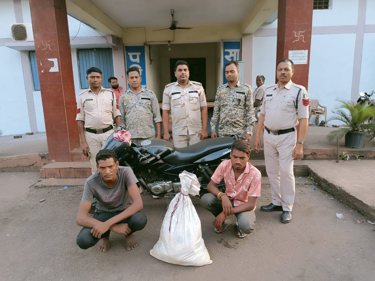 पल्सर मोटरसाइकिल पर 30 लीटर महुआ शराब के साथ दो आरोपी गिरफ्तार, पूंजीपथरा पुलिस की कार्यवाही….