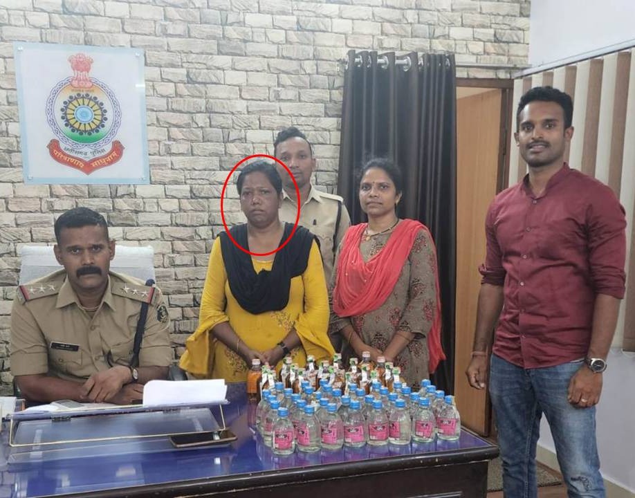 स्कूटी पर शराब परिवहन कर रही महिला को किया गया गिरफ्तार….