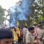 घरना दे रहे गोंडवाना पार्टी के कार्यकर्ता उग्र हुए बेरिकेट तोड़ डाले, पुलिस ने भीड़ को तीतर बितर करने अश्रु गैस छोड़े