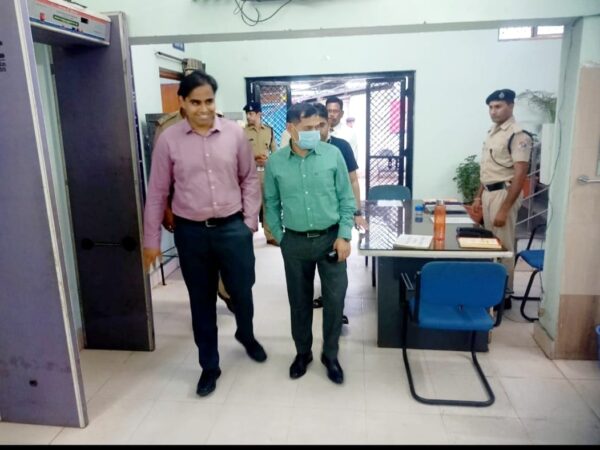 आईजी डांगी ने आरपीएफ बिलासपुर पोस्ट का निरीक्षण कर कार्यों की प्रशंसा की, सीनियर डीएससी ऋषि कुमार शुक्ला ने अगुवानी की