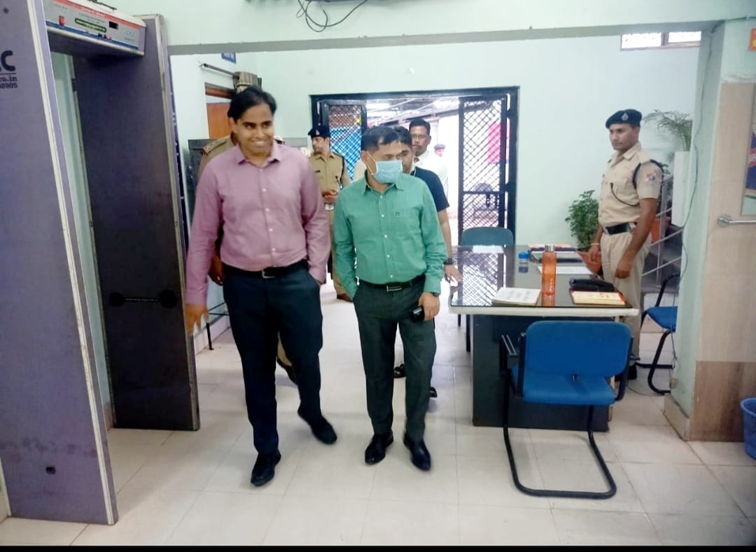 आईजी डांगी ने आरपीएफ बिलासपुर पोस्ट का निरीक्षण कर कार्यों की प्रशंसा की, सीनियर डीएससी ऋषि कुमार शुक्ला ने अगुवानी की
