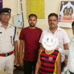 दीदी से झगड़ा कर हावड़ा से भागा नाबालिग रायपुर पहुँचा रेसुब बल ने परिजनों से मिलवाने चाईल्ड लाइन को सुपुर्द किया
