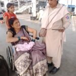कटनी जाने बेटियों के साथ जा रही सरकंडा की महिला यात्री प्लेटफार्म में गिरकर हुई आहत रेसुब की महिला टीम ने रेल्वे डॉक्टर से प्राथमिक उपचार करवाकर भेजा सिम्स