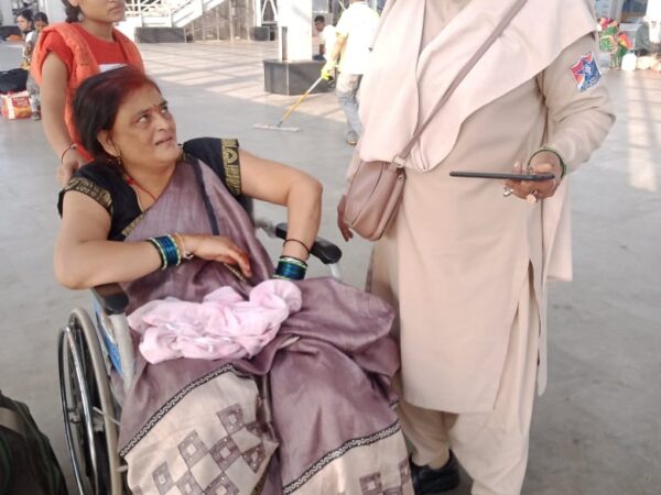 कटनी जाने बेटियों के साथ जा रही सरकंडा की महिला यात्री प्लेटफार्म में गिरकर हुई आहत रेसुब की महिला टीम ने रेल्वे डॉक्टर से प्राथमिक उपचार करवाकर भेजा सिम्स