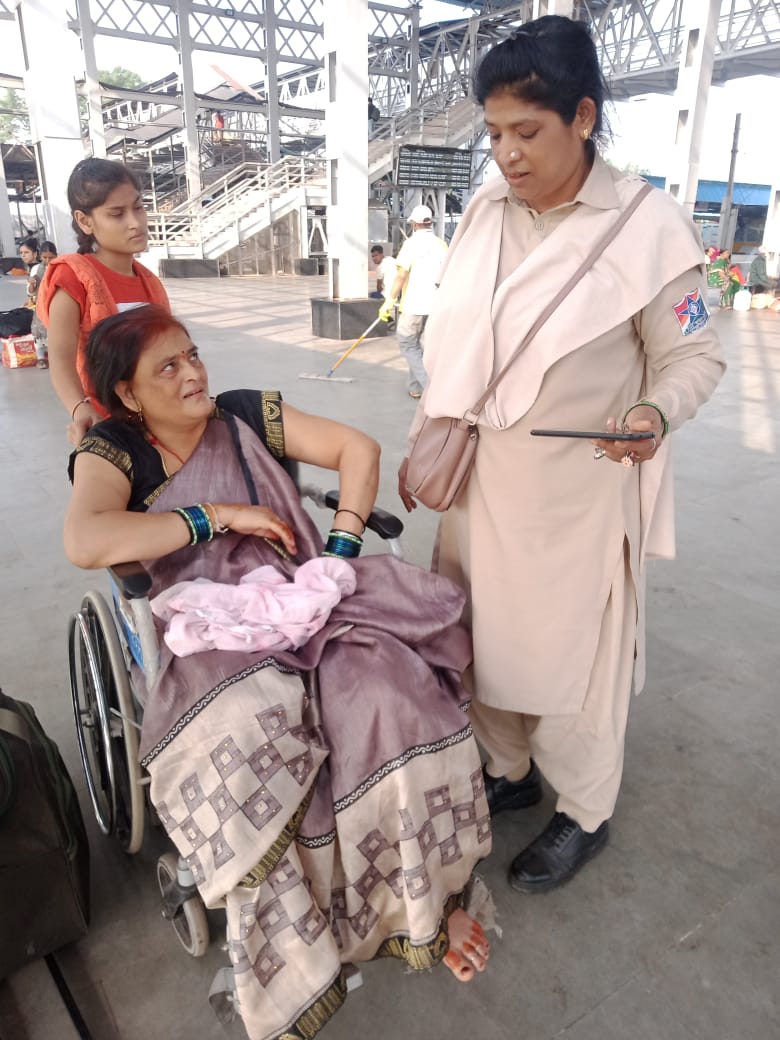 कटनी जाने बेटियों के साथ जा रही सरकंडा की महिला यात्री प्लेटफार्म में गिरकर हुई आहत रेसुब की महिला टीम ने रेल्वे डॉक्टर से प्राथमिक उपचार करवाकर भेजा सिम्स