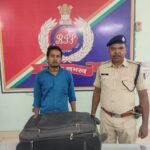 यात्री का बैग ट्रेन में छुटा रेसुब बल ने बरामद कर सुपुर्द किया