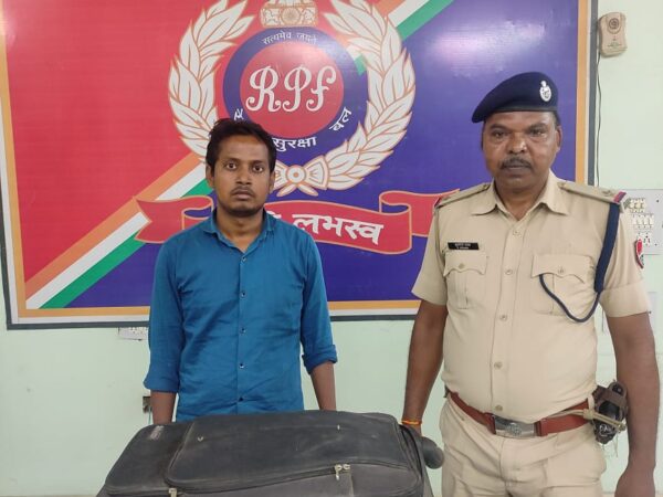 यात्री का बैग ट्रेन में छुटा रेसुब बल ने बरामद कर सुपुर्द किया