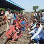 ब्रेकिंग- ट्रेनों के ठहराव और जेडी को नियमित चलाने हिमगिर स्टेशन में ग्रामीणों ने किया रेल रोको आंदोलन पूरी वलसाड 3 घँटे हिमगिर के आउटर में खड़ी रही चार घँटे से अधिक तक सुबह 8 बजे से साढ़े बारह बजे तक चला आंदोलन यात्री हुए हलाकान मालगाड़ियों को भी नही जाने दिया