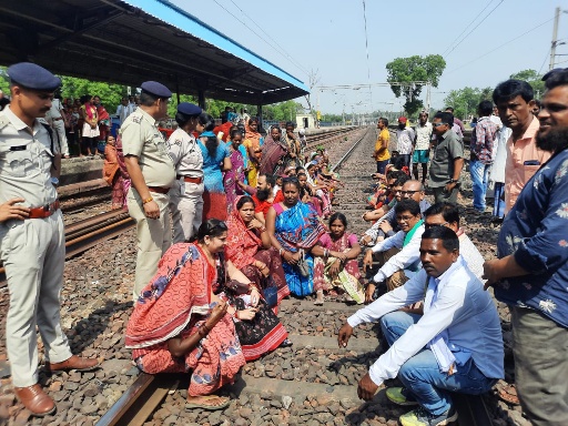 ब्रेकिंग- ट्रेनों के ठहराव और जेडी को नियमित चलाने हिमगिर स्टेशन में ग्रामीणों ने किया रेल रोको आंदोलन पूरी वलसाड 3 घँटे हिमगिर के आउटर में खड़ी रही चार घँटे से अधिक तक सुबह 8 बजे से साढ़े बारह बजे तक चला आंदोलन यात्री हुए हलाकान मालगाड़ियों को भी नही जाने दिया