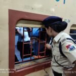 आजादी के अमृत महोत्सव के तहत यात्रियों को ठंडा पेयजल पिला तृप्त किया यात्रियों को रेसुब रायपुर ने