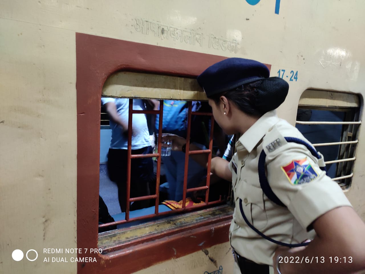 आजादी के अमृत महोत्सव के तहत यात्रियों को ठंडा पेयजल पिला तृप्त किया यात्रियों को रेसुब रायपुर ने