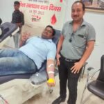सबसे बड़ा दान रक्तदान जो बचाता है दूसरों की जान एनएसएस के छात्र रक्तदान को लेकर घर-घर फैला रहे जागरूकता