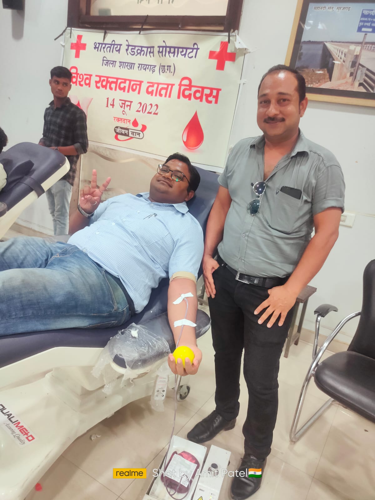 सबसे बड़ा दान रक्तदान जो बचाता है दूसरों की जान एनएसएस के छात्र रक्तदान को लेकर घर-घर फैला रहे जागरूकता