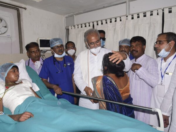 राहुल को देखने मुख्यमंत्री अपोलो पहुंचे, भावुक माँ ने रोते हुए मुख्यमंत्री के पैर छूकर कहा आप मेरे भगवान हो राहुल की पढ़ाई का खर्च छत्तीसगढ़ शासन करेगी