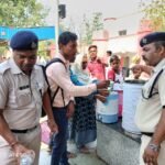 रेल सुरक्षा बल ने नागभीड़, वडसा,चंदा फोर्ट स्टेशनों पर यात्रियों को पिलाया ठंडा जल