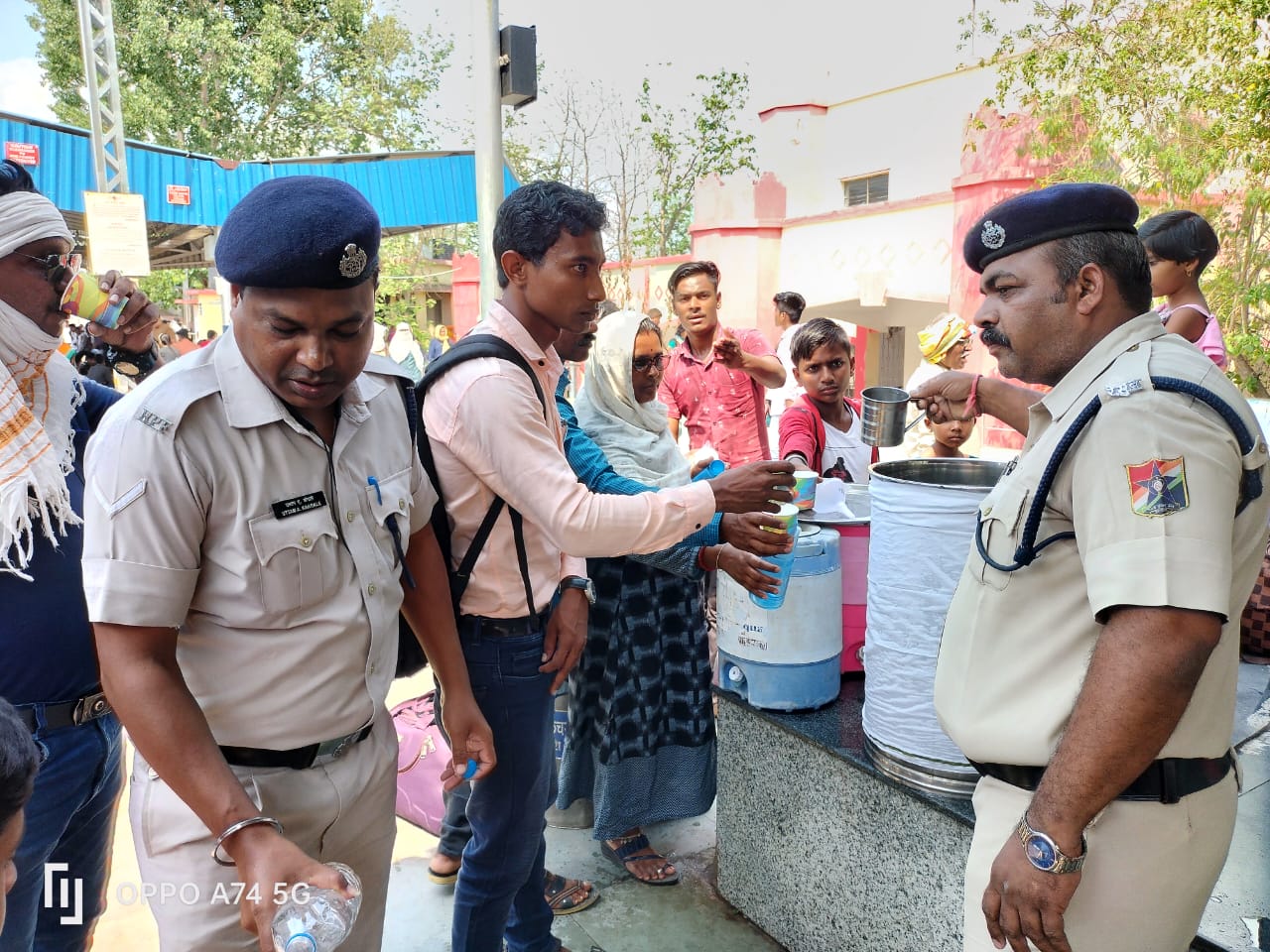 रेल सुरक्षा बल ने नागभीड़, वडसा,चंदा फोर्ट स्टेशनों पर यात्रियों को पिलाया ठंडा जल
