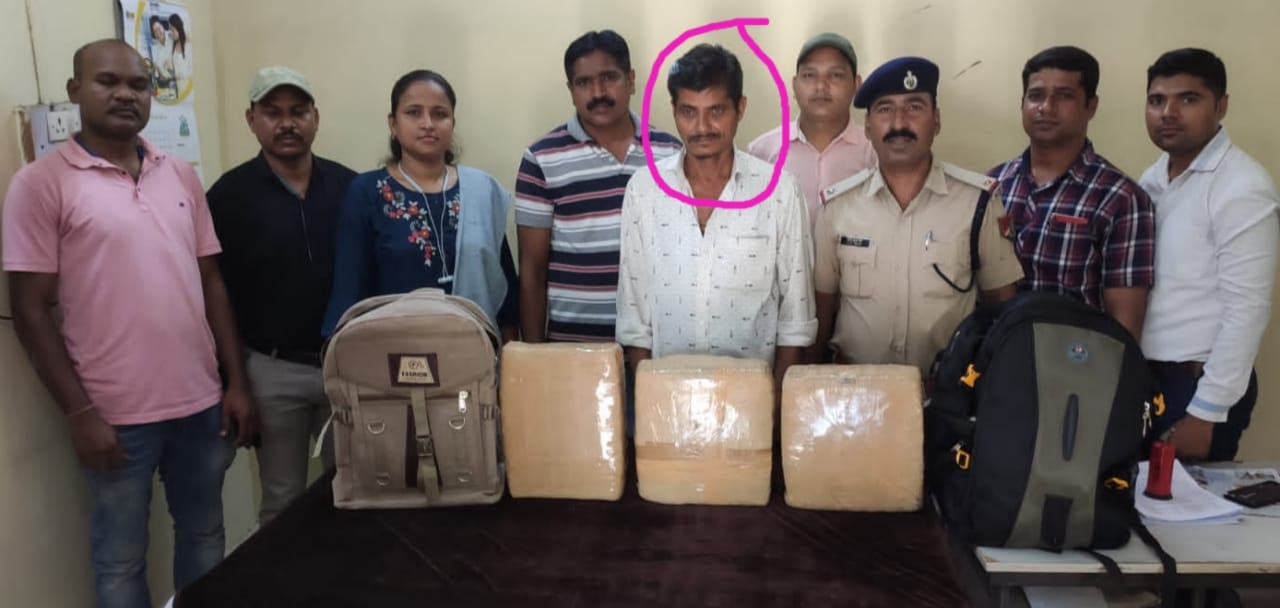 ”ऑपरेशन नारकोस” के तहत…….एक अतंर्राज्यीय गांजा तस्कर से रेसुब रायपुर ने 18 किलो 500 ग्राम  गांजा के साथ गिरफ्तार किया