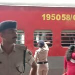 अमृत महोत्सव के उपलक्ष्य में रेल सुरक्षा बल रायगढ ने ट्रेनों के यात्रियों को पिलाया ठंडा जल यात्रियों ने रेसुब को दिया साधुवाद