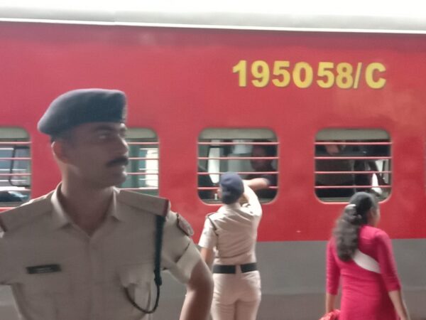 अमृत महोत्सव के उपलक्ष्य में रेल सुरक्षा बल रायगढ ने ट्रेनों के यात्रियों को पिलाया ठंडा जल यात्रियों ने रेसुब को दिया साधुवाद