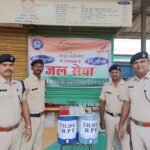 तिल्दा रेल्वे स्टेशन में  रेसुब ने ट्रेन के यात्रियों को शर्बत और पेयजल पिलाकर की  सेवा की यात्रियों ने दिया साधुवाद