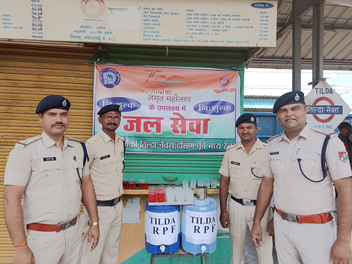 तिल्दा रेल्वे स्टेशन में  रेसुब ने ट्रेन के यात्रियों को शर्बत और पेयजल पिलाकर की  सेवा की यात्रियों ने दिया साधुवाद