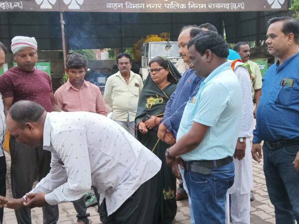 महापौर के हाथों स्काई लिफ्ट वाहन का हुआ विधिवत पूजन