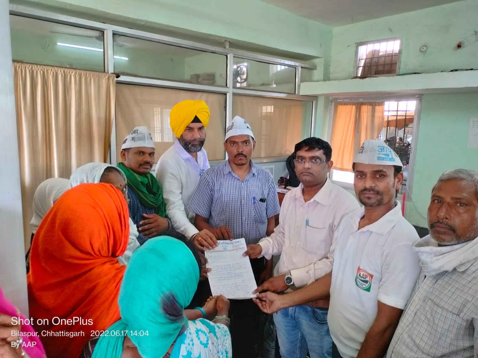 एकमुश्त बिजली बिल से परेशान ग्रामीणों का दर्द को लेकर आम आदमी पार्टी ने छ ग विद्युत वितरण चकरभाठा के कनिष्ठ यंत्री को सौंपा ज्ञापन