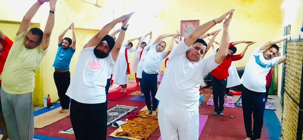 भाजपा जिलाध्यक्ष रामदेव कुमावत ने योगाभ्यास किया