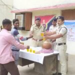 आजादी के 75 वीं अमृत महोत्सव के उपलक्ष्य में आरपीएफ डब्ल्यू आर एस में मजदूरों को पानी और शर्बत पिलाया