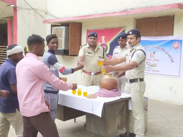 आजादी के 75 वीं अमृत महोत्सव के उपलक्ष्य में आरपीएफ डब्ल्यू आर एस में मजदूरों को पानी और शर्बत पिलाया