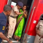 पुणे बिलासपुर ट्रेन में प्रसव पीड़ा से पीडित महिला को आरपीएफ रायपुर ने मेकाहारा भेजा <br>महिला ने दिया पुत्री को जन्म परिजनों ने दिया रेसुब को साधुवाद