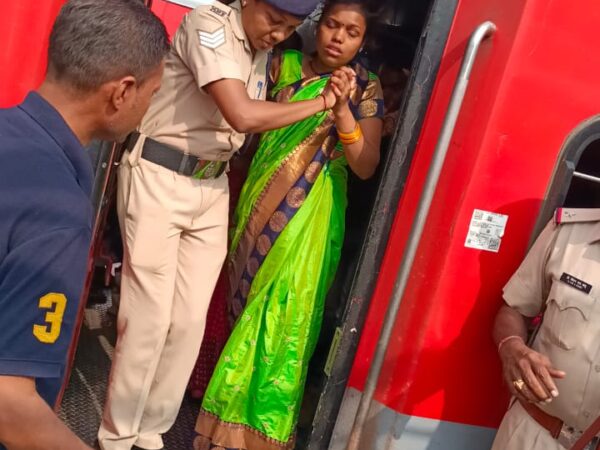 पुणे बिलासपुर ट्रेन में प्रसव पीड़ा से पीडित महिला को आरपीएफ रायपुर ने मेकाहारा भेजा महिला ने दिया पुत्री को जन्म परिजनों ने दिया रेसुब को साधुवाद