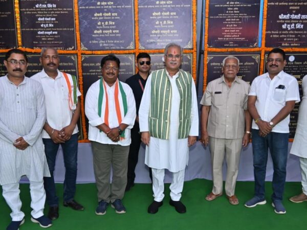 मुख्यमंत्री श्री भूपेश बघेल ने आज कुनकुरी में विभिन्न विकास कार्यों का लोकार्पण एवं शिलान्यास किया