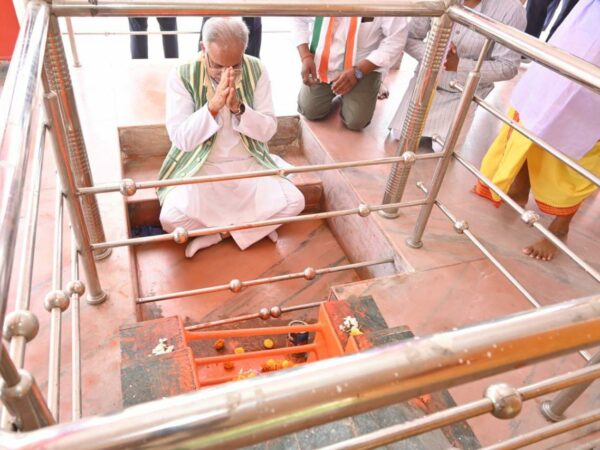 मुख्यमंत्री भूपेश बघेल ने कुनकुरी हनुमान टेकरी में पूजा-अर्चना कर प्रदेशवासियों की खुशहाली की प्रार्थना की मंदिर परिसर में पीपल का पौधा भी लगाया