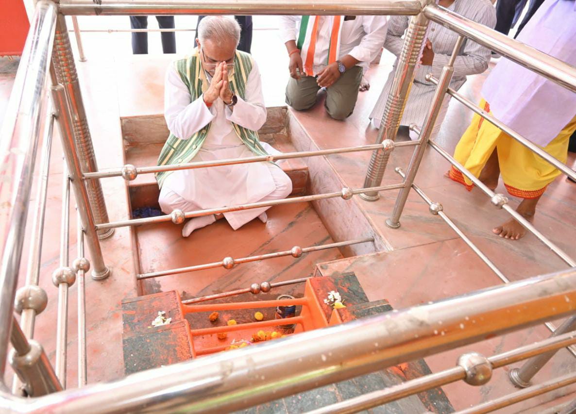 मुख्यमंत्री भूपेश बघेल ने कुनकुरी हनुमान टेकरी में पूजा-अर्चना कर प्रदेशवासियों की खुशहाली की प्रार्थना की मंदिर परिसर में पीपल का पौधा भी लगाया