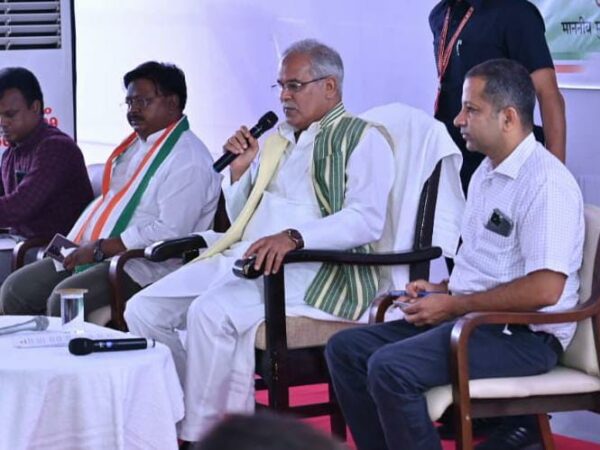 मुख्यमंत्री श्री भूपेश बघेल कुनकुरी में विभिन्न समाजों और संघों के प्रतिनिधियों से मिले