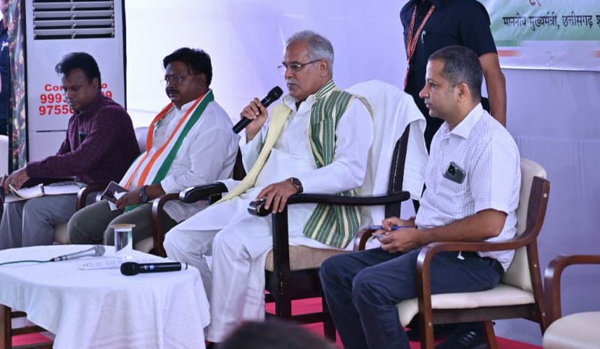 मुख्यमंत्री श्री भूपेश बघेल कुनकुरी में विभिन्न समाजों और संघों के प्रतिनिधियों से मिले