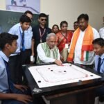 मुख्यमंत्री ने बच्चों संग पिठ्ठुल पर मारी गेंद, सांप सीढ़ी, लूडो, कैरम और चेस पर हाथ आजमाया, अंक ज्ञान का खेला खेल