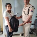 आरपीएफ/द पू म रे के द्वारा एक और दफा महिला यात्री सेवा का उदाहरण प्रस्तुत किया* ट्रेन में युवती का छूटा हजारो का बैग बरामद कर युवती को सौपकर की मानव सेवा