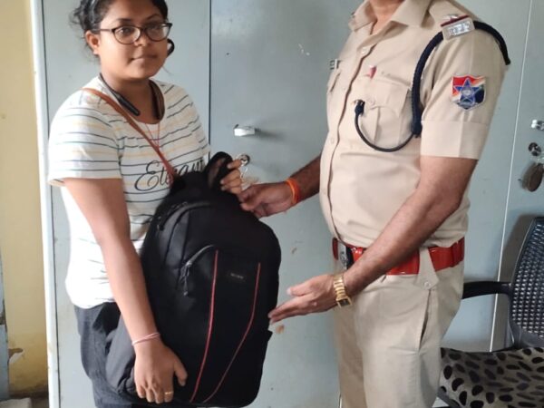 आरपीएफ/द पू म रे के द्वारा एक और दफा महिला यात्री सेवा का उदाहरण प्रस्तुत किया* ट्रेन में युवती का छूटा हजारो का बैग बरामद कर युवती को सौपकर की मानव सेवा