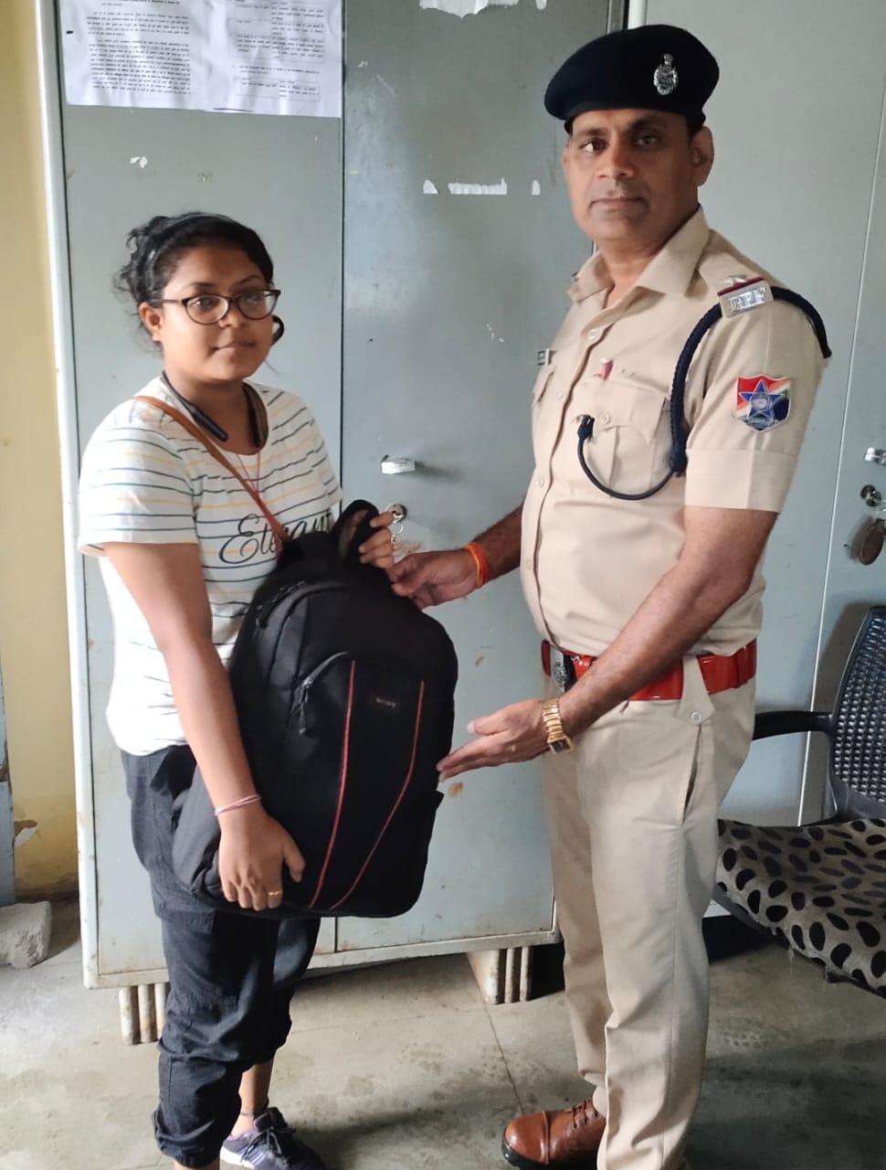 आरपीएफ/द पू म रे के द्वारा एक और दफा महिला यात्री सेवा का उदाहरण प्रस्तुत किया* ट्रेन में युवती का छूटा हजारो का बैग बरामद कर युवती को सौपकर की मानव सेवा