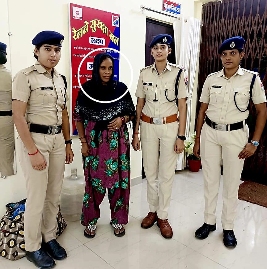 रेसुब नैनपुर की मानवीय संवेदनशीलता ……… मुंबई से भटक कर नैनपुर स्टेशन में मिली विक्षिप्त महिला को सखी सेंटर को सौपा