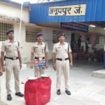 प्रतिदिन यात्रियों को नियमित पिला रहे ठंडा पेयजल रेलवे सुरक्षा बल अनूपपुर का सेवाभाव अनुकरणीय