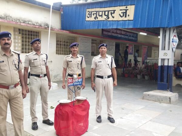 प्रतिदिन यात्रियों को नियमित पिला रहे ठंडा पेयजल रेलवे सुरक्षा बल अनूपपुर का सेवाभाव अनुकरणीय