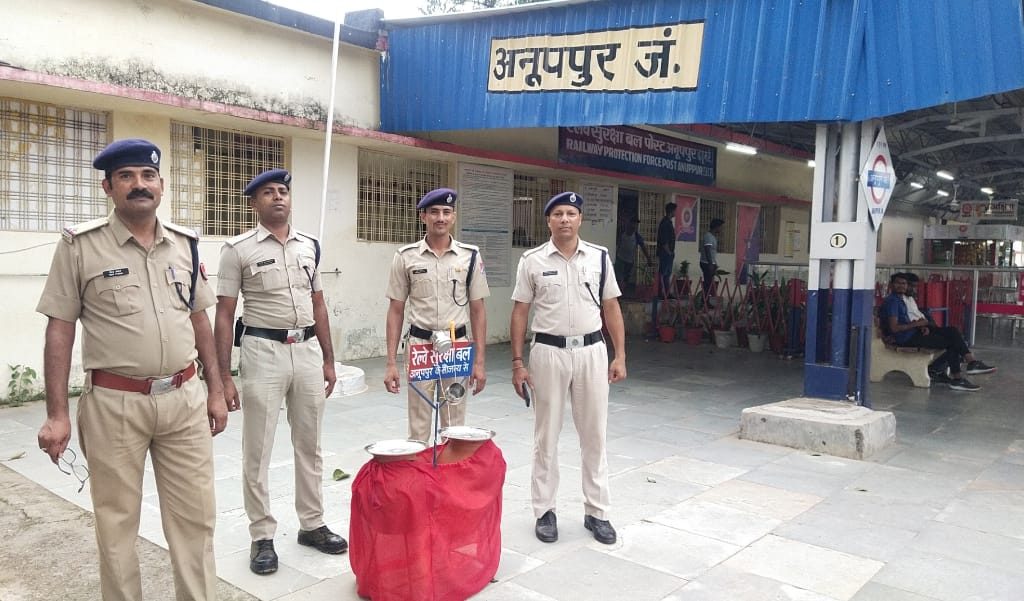 प्रतिदिन यात्रियों को नियमित पिला रहे ठंडा पेयजल रेलवे सुरक्षा बल अनूपपुर का सेवाभाव अनुकरणीय