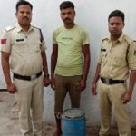 खेत पर शराब बनाते मिले आरोपी से 18 लीटर महुआ शराब जप्त…..