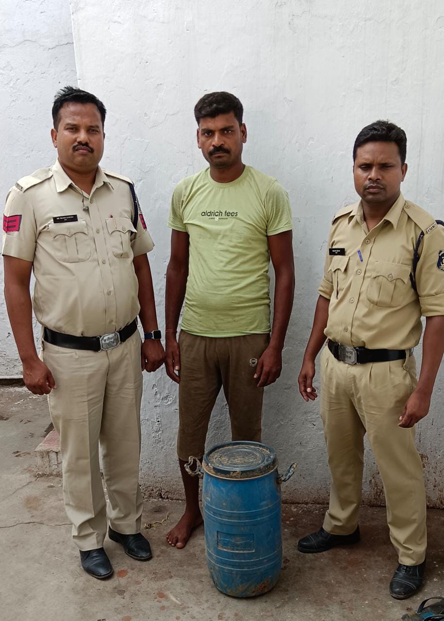 खेत पर शराब बनाते मिले आरोपी से 18 लीटर महुआ शराब जप्त…..