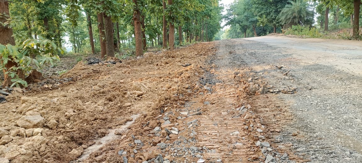 राहगीरों के लिए सड़क बनी जी का जंजाल , जगह – जगह मुरुम मिट्टी डम्फ एवं खुदाई कर मलबा छोड़ने से दुर्घटना की आशंका