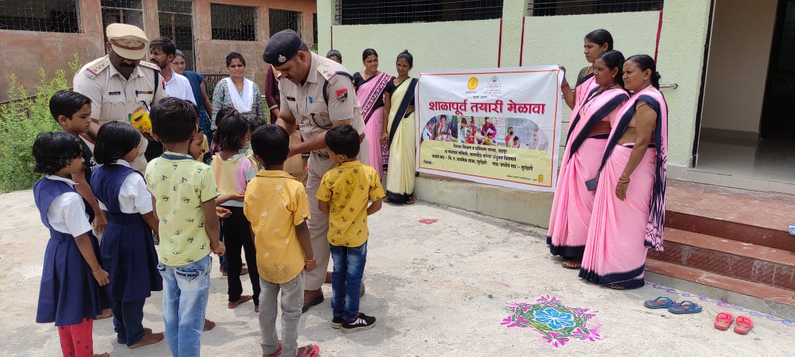 आजादी के 75वें अमृत महोत्सव के उपलक्ष्य में रेसुब पहुँचा स्कूल के बच्चों के बीच दी उत्साह वर्धक जानकारी बच्चों को चाकलेट देकर किया खुश