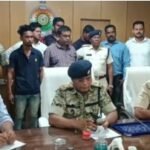 ब्रेकिंग न्यूज़- गरियाबंद में पहली बार 50 लाख रु. कीमत की 745 नग हीरा तस्करों से जप्त कर गिरफ्तार किया